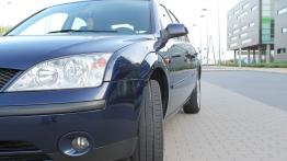 Ford Mondeo III Hatchback - galeria społeczności - lewy przedni reflektor - wyłączony