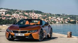 BMW i8 Roadster – supersamochód bez dachu i z trzema cylindrami