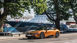 BMW i8 Roadster – supersamochód bez dachu i z trzema cylindrami