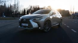 Lexus NX 450h+ E-FOUR Omotenashi - przód - inne ujêcie