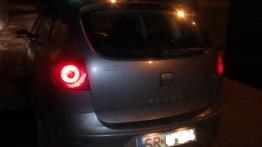 Seat Altea Standard - galeria społeczności - tył - reflektory włączone