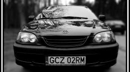Toyota Avensis I Sedan - galeria społeczności - przód - reflektory wyłączone