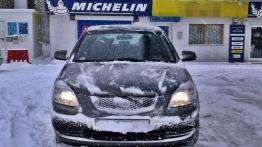 Kia Rio II Sedan - galeria społeczności - przód - reflektory włączone