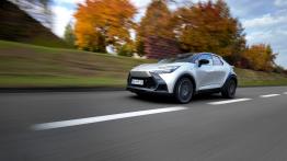 Toyota C-HR 1.8 Hybrid vs Dacia Duster 1.8 Full Hybrid. Porównanie spalania, kosztów i opinii