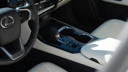 Lexus NX 450h+ E-FOUR Omotenashi - tunel ¶rodkowy miêdzy fotelami