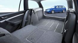 Skoda Octavia II RS Kombi - tylna kanapa złożona, widok z boku