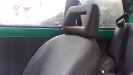 Fiat 126p  - fotel pasażera, widok z przodu