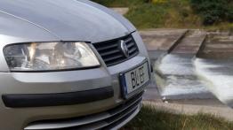 Fiat Stilo Kombi - galeria społeczności - prawy przedni reflektor - włączony