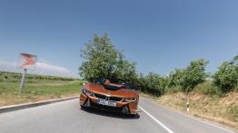 BMW i8 Roadster – supersamochód bez dachu i z trzema cylindrami