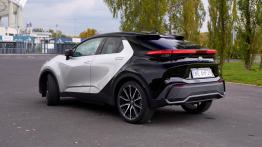 Toyota C-HR 1.8 Hybrid vs Dacia Duster 1.8 Full Hybrid. Porównanie spalania, kosztów i opinii