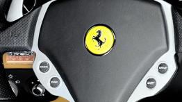 Ferrari 612 Scaglietti - sterowanie w kierownicy