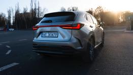 Lexus NX 450h+ E-FOUR Omotenashi - ty³ - reflektory w³±czone