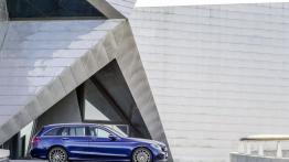 Mercedes klasy C 250 BlueTEC 4MATIC (2014) kombi - prawy bok