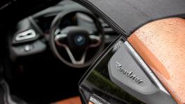 BMW i8 Roadster – supersamochód bez dachu i z trzema cylindrami