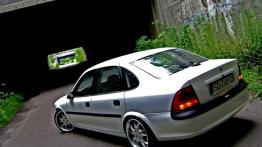 Opel Vectra B Sedan - galeria społeczności - lewy bok