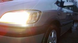 Opel Zafira A - galeria społeczności - lewy przedni reflektor - włączony