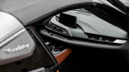 BMW i8 Roadster – supersamochód bez dachu i z trzema cylindrami