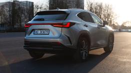 Lexus NX 450h+ E-FOUR Omotenashi - widok z ty³u