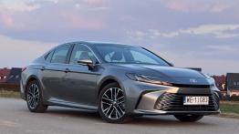 Toyota Camry Hybrid Executive wydaje się nudna, a jest świetna. Niczego nie udaje, bo nie musi