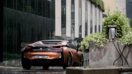BMW i8 Roadster – supersamochód bez dachu i z trzema cylindrami