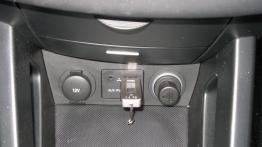 Kia cee´d Hatchback 5d Facelifting - galeria społeczności - tunel środkowy między fotelami