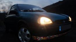 Opel Corsa B Hatchback - galeria społeczności - prawy przedni reflektor - włączony