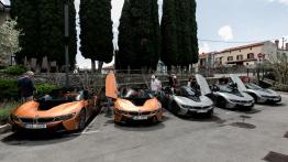 BMW i8 Roadster – supersamochód bez dachu i z trzema cylindrami