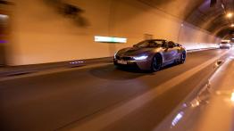 BMW i8 Roadster – supersamochód bez dachu i z trzema cylindrami