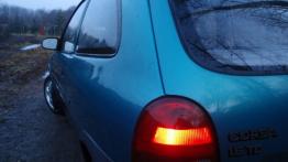 Opel Corsa B Hatchback - galeria społeczności - lewy tylny reflektor - włączony