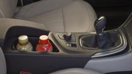 Opel Insignia Kombi - tunel środkowy między fotelami