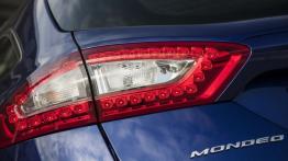 Ford Mondeo V Kombi - lewy tylny reflektor - włączony