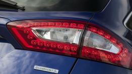 Ford Mondeo V Kombi - prawy tylny reflektor - włączony