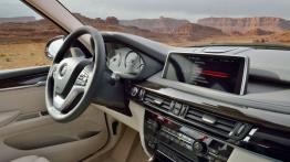 BMW X5 III (2014) xDrive50i - kokpit