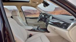 BMW X5 III (2014) xDrive50i - widok ogólny wnętrza z przodu