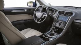 Ford Mondeo V Kombi - widok ogólny wnętrza z przodu