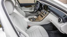 Mercedes klasy C 250 (2014) kombi - widok ogólny wnętrza z przodu