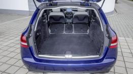 Mercedes klasy C 250 (2014) kombi - tylna kanapa złożona, widok z bagażnika