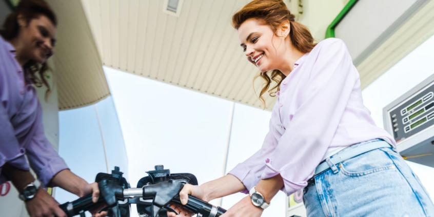 Paliwa nadal tańsze. VAT i akcyza z nowym terminem