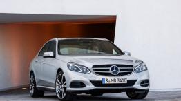 Mercedes E 350 4MATIC Facelifting - widok z przodu