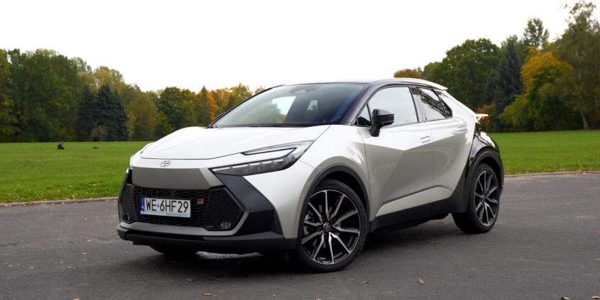 Toyota C-HR 1.8 Hybrid vs Dacia Duster 1.8 Full Hybrid. Porównanie spalania, kosztów i opinii
