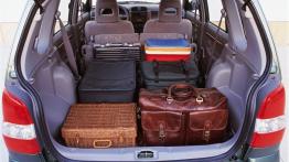 Mazda Demio - tylna kanapa złożona, widok z bagażnika