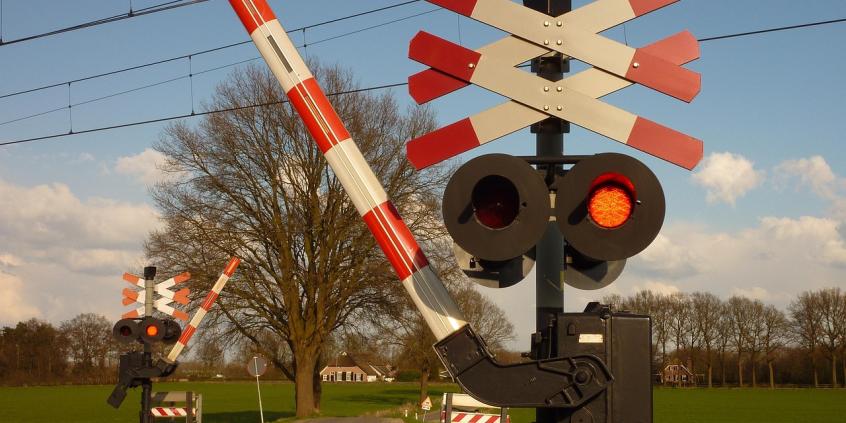 Czerwone światło na przejeździe będzie bardzo kosztowne. Kierowca straci prawo jazdy na 3 miesiące