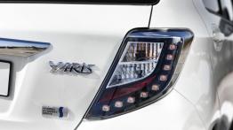 Toyota Yaris III Hybrid - prawy tylny reflektor - włączony