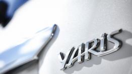Toyota Yaris III Hybrid - emblemat