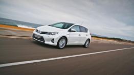 Toyota Auris II Hatchback 5d Hybrid - lewy bok
