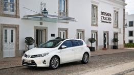 Toyota Auris II Hatchback 5d Hybrid - lewy bok