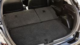 Toyota Yaris III Hybrid - tylna kanapa złożona, widok z bagażnika