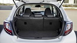 Toyota Yaris III Hybrid - tył - bagażnik otwarty