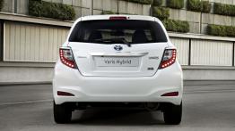 Toyota Yaris III Hybrid - tył - reflektory włączone