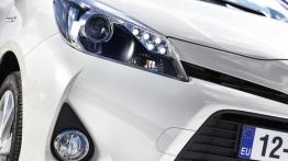 Toyota Yaris III Hybrid - prawy przedni reflektor - włączony